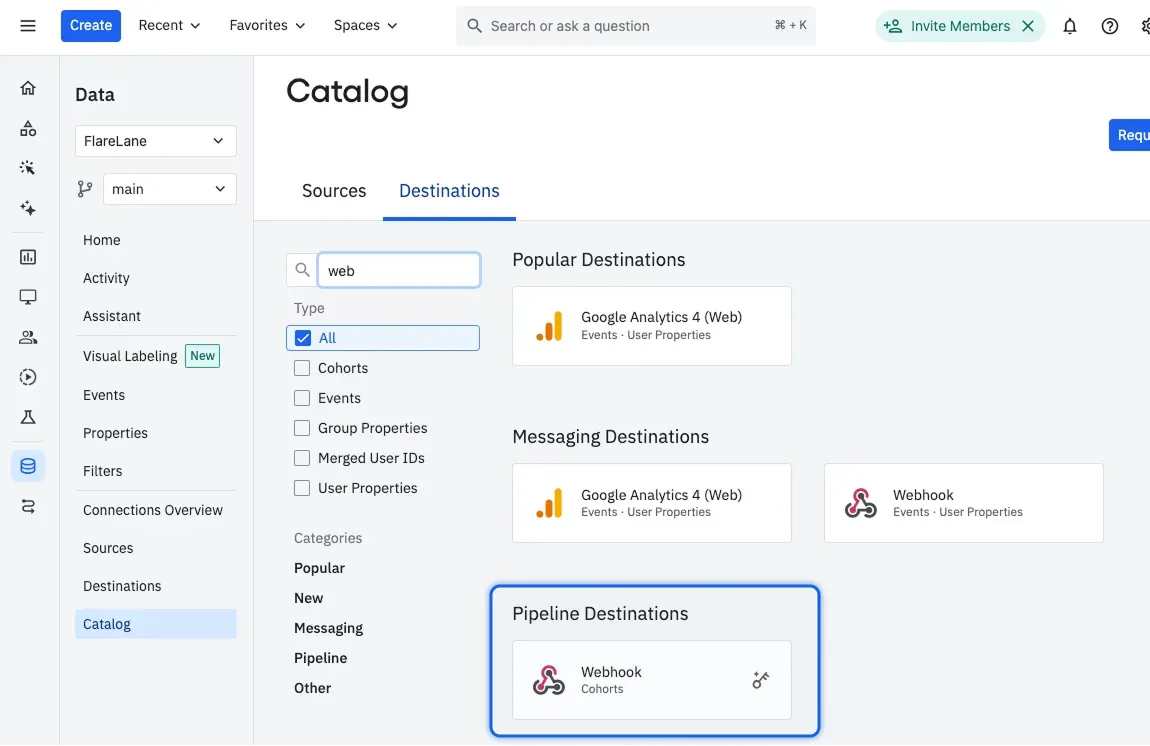Amplitude Data Catalog에서 Webhook (Cohorts) 연동 대상을 선택하는 화면