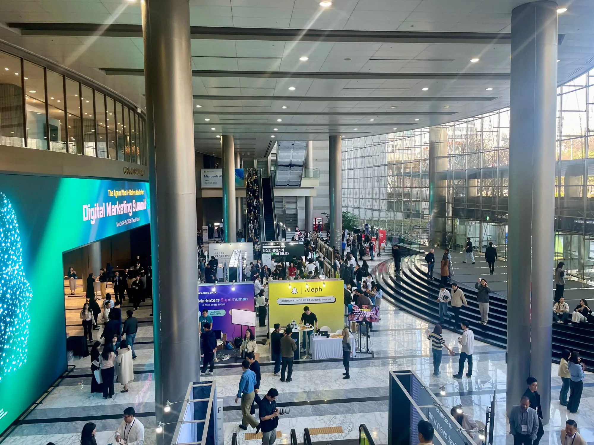 코엑스 그랜드볼룸 로비에 마련된 DMS 2026 행사장과 부스들